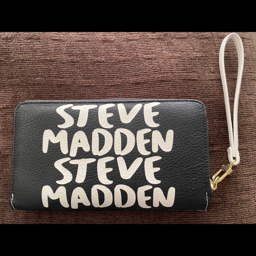 Steve Madden Black/White /Wristlet Wallet
